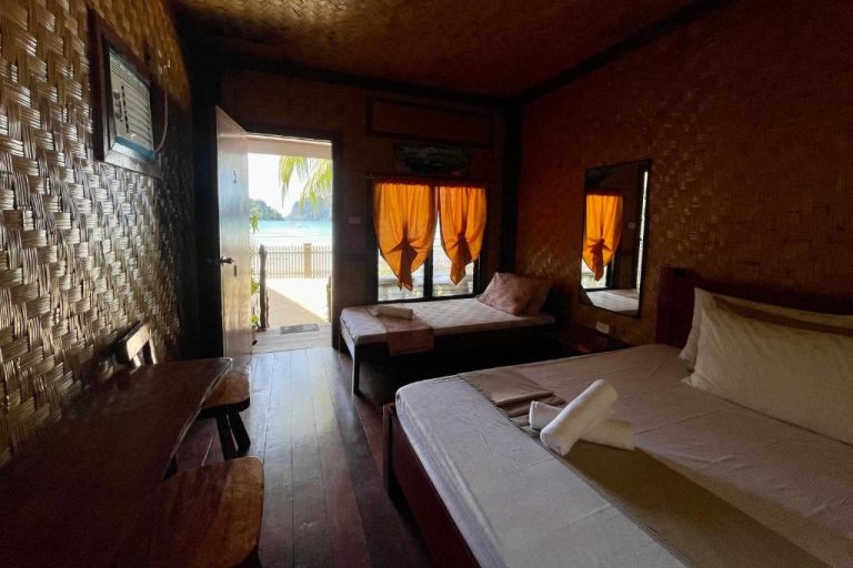 Habitación triple con vistas a la playa y decoración de bambú en Chislyk Inn