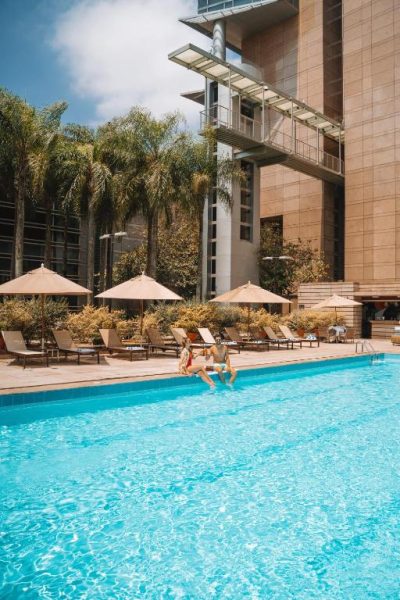 Piscina exterior con tumbonas y sombrillas del Grand Hyatt São Paulo en un día soleado