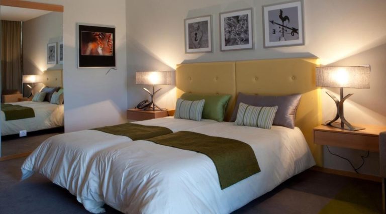 Habitación doble con cama matrimonial y decoración moderna en Hotel Santa Margarida