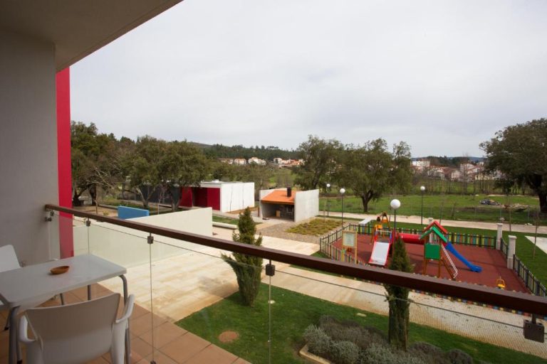 Terraza con vistas a la zona de juegos infantil y jardines del Hotel Santa Margarida