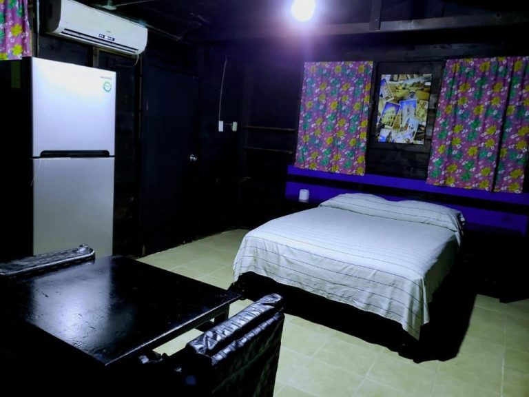 Habitación doble con cama matrimonial, aire acondicionado y refrigerador en ECO-CABAÑAS Cancún