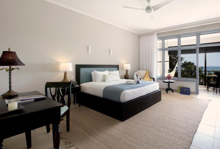 Habitación doble con cama king, escritorio y balcón con vistas al mar en The Cliff Hotel