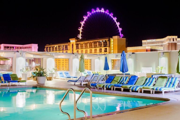 Piscina exterior nocturna del The Platinum Hotel con vistas al High Roller y el Venetian en Las Vegas