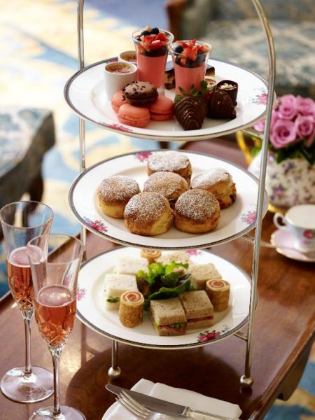 Afternoon tea con sandwiches, scones y postres en presentación de tres pisos en The Langham Sydney