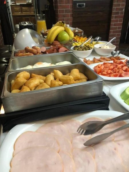 Buffet de desayuno completo en Hotel Anna-Kristina con embutidos, huevos, frutas y repostería