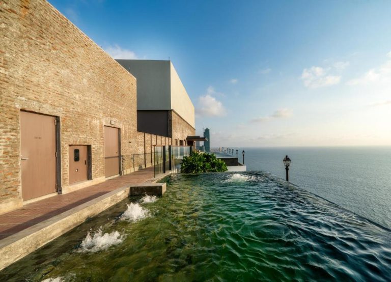 Piscina infinita con vistas al océano Índico en el Granbell Hotel Colombo, Sri Lanka