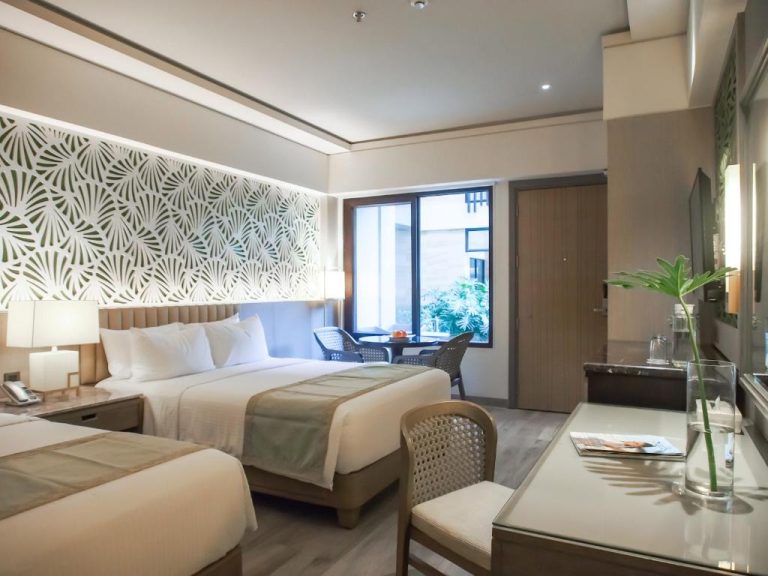 Habitación doble con decoración tropical y camas twin en Henann Park Resort Boracay