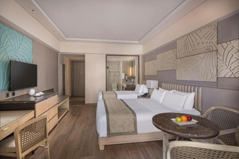 Habitación doble superior con camas twin y baño en suite del Henann Park Resort en Boracay
