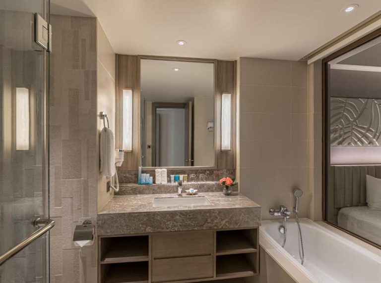 Baño de lujo con bañera y encimera de mármol en el Henann Park Resort de Boracay