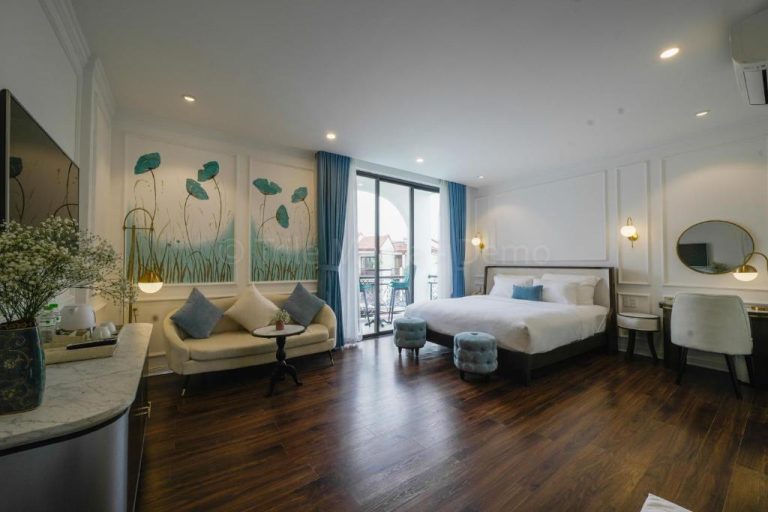 Habitación deluxe con cama doble, sofá y terraza con vistas en Lion King Hotel