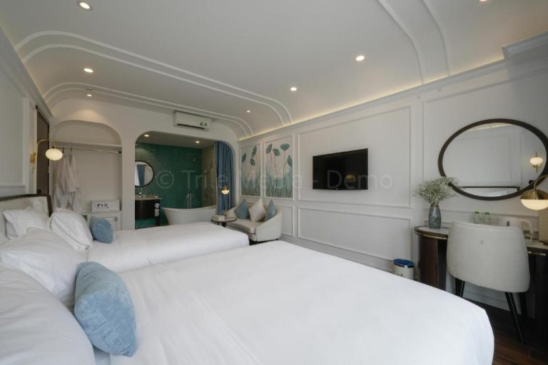 Habitación doble de lujo con bañera exenta y decoración elegante en blanco del Lion King Hotel