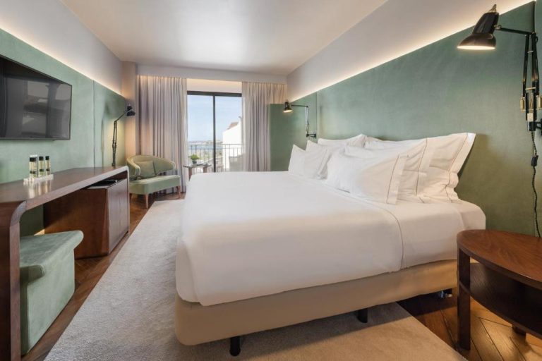 Habitación doble con cama king size y vistas al mar en el Grand Hotel Açores Atlântico