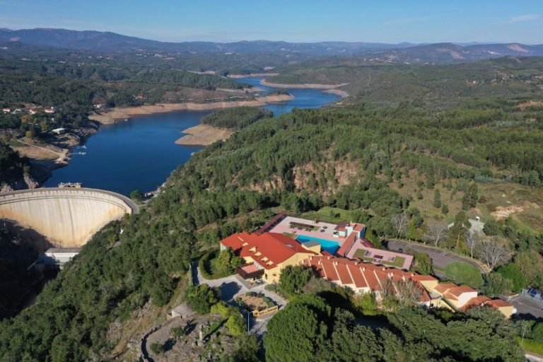 Vista aérea del Hotel Da Montanha junto al embalse y presa rodeado de naturaleza y montañas