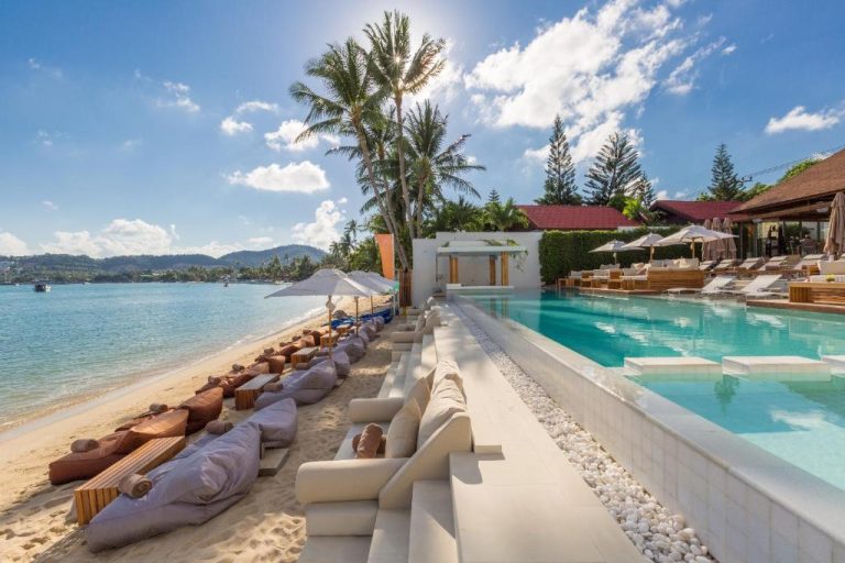 Piscina infinita con tumbonas y acceso directo a la playa en Chi The Residence Koh Samui