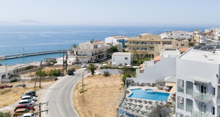 Vista aérea del Areti Hotel con piscina exterior y vistas al mar Mediterráneo en Grecia