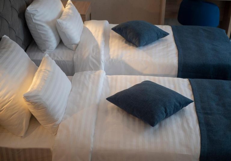 Habitación doble con dos camas individuales y almohadas azules en Hotel Idila Budva