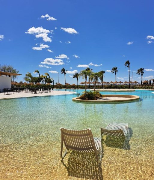 Piscina laguna exterior con tumbonas en el agua del AP Cabanas Beach & Nature Adults Friendly