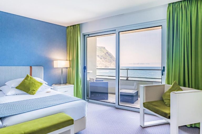 Habitación doble con vistas al mar y balcón del hotel Aqua Natura Madeira en Portugal