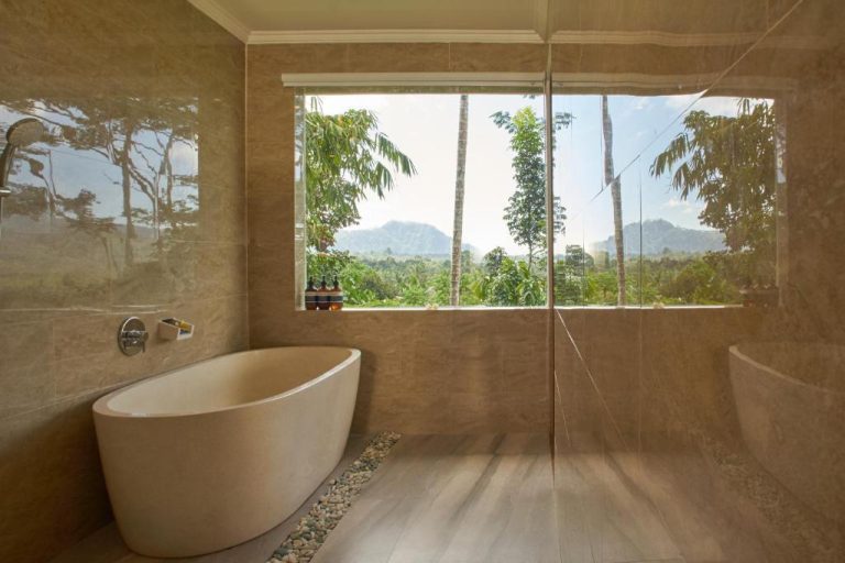Bañera exenta de lujo con vistas a la selva y montañas en el hotel Palmterrace