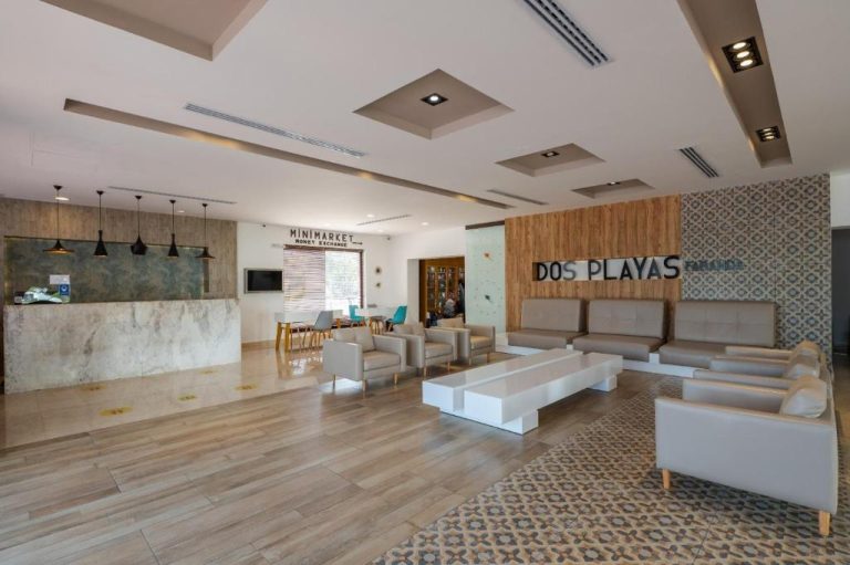 Lobby y recepción moderna del Hotel Dos Playas Faranda Cancún con área de descanso y minimarket
