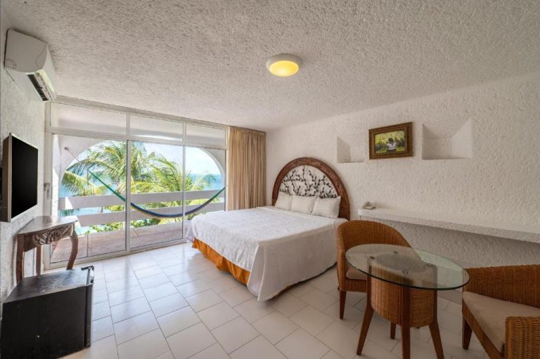 Habitación doble con cama king, terraza con hamaca y vista al mar en Hotel Maya Caribe Faranda Cancún