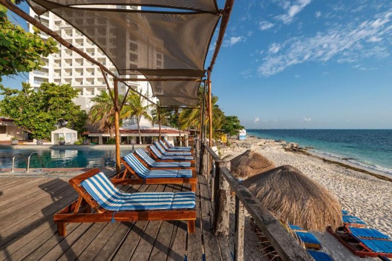 Terraza con tumbonas junto a la piscina y playa del Hotel Maya Caribe Faranda Cancún