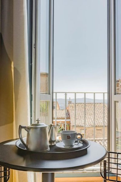 Servicio de té con vistas panorámicas a los tejados desde la habitación del Hotel Priori Secret Garden