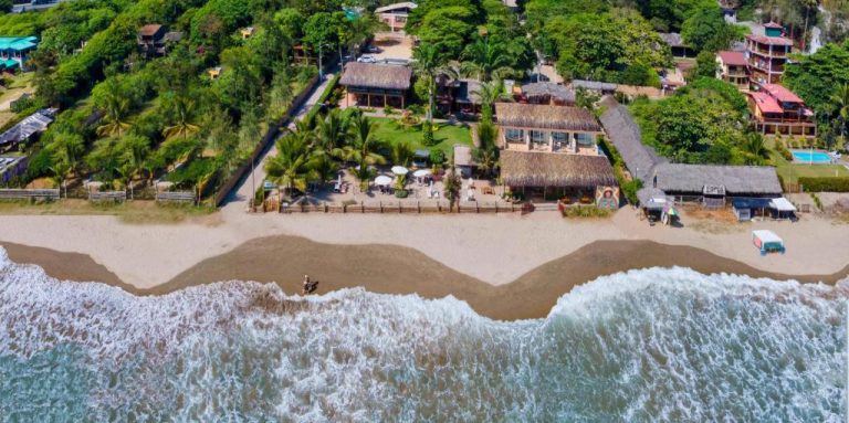 Vista aérea del Hotel Kundalini con acceso directo a la playa y frondosa vegetación tropical