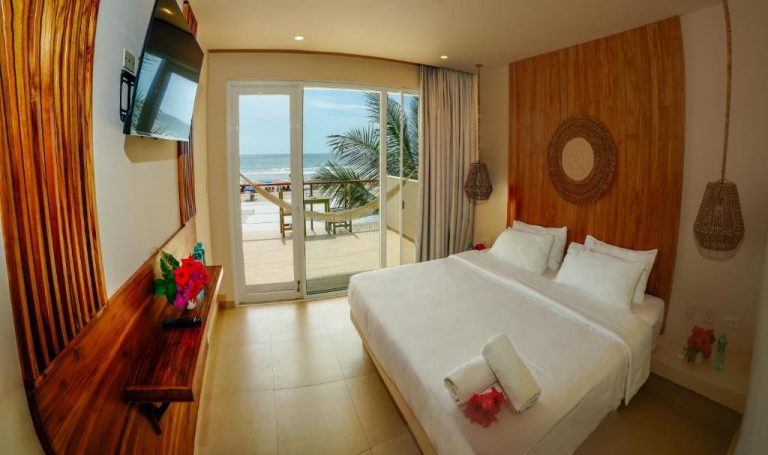 Habitación doble con vista al mar y terraza con hamaca en Hotel Kundalini frente a la playa