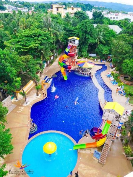 Piscina exterior con toboganes de colores en Paradise Garden Hotel Boracay, vista aérea del parque acuático