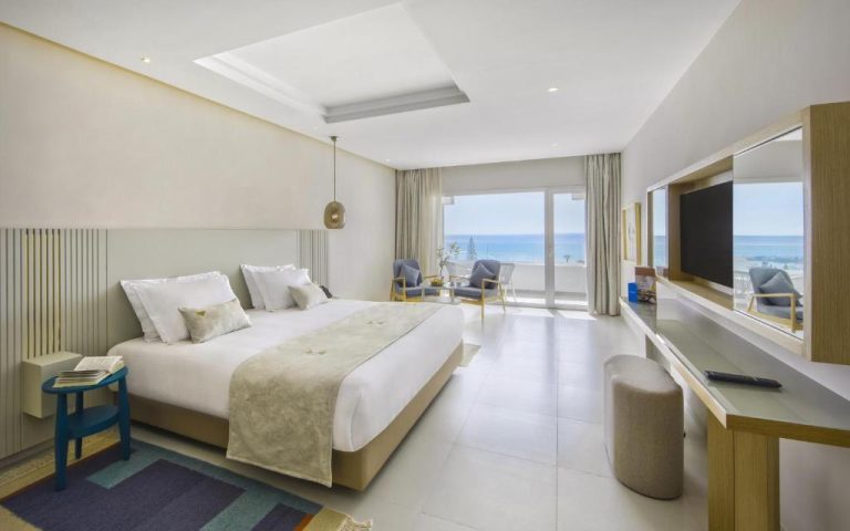 Habitación deluxe con cama doble y vistas al mar en el Hotel Royal Azur Thalassa