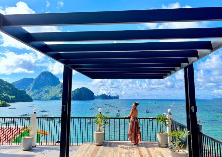 Terraza con pérgola y vistas al mar turquesa e islas de S Resort El Nido en Palawan, Filipinas
