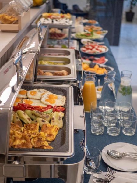 Buffet de desayuno con huevos, frutas y zumos frescos en el Hotel Idila Budva