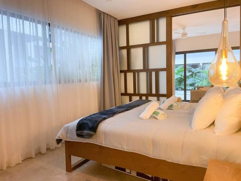 Habitación doble con cama king size y decoración tropical en Ipana by Andiani Travel