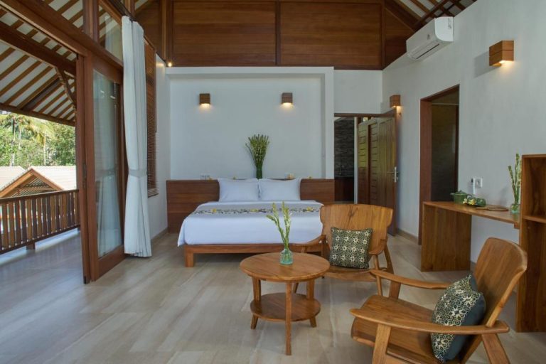 Habitación deluxe con cama doble, terraza y mobiliario de madera tropical en Palmterrace