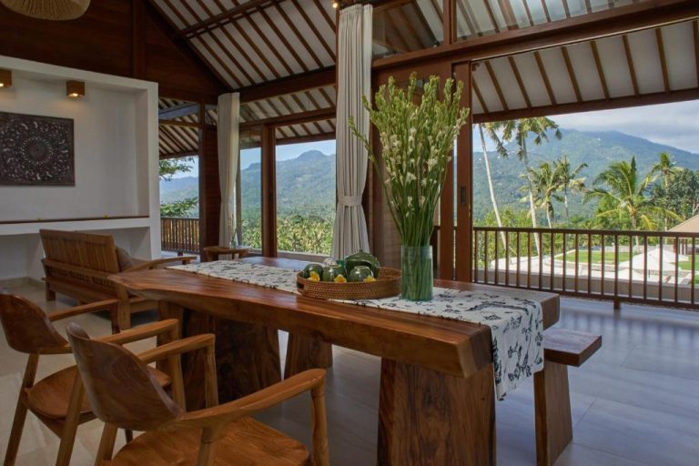 Comedor de madera con vista panorámica a las montañas y jardines tropicales en Hotel Palmterrace