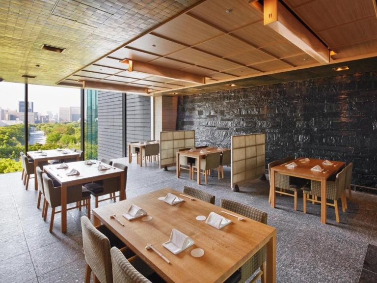 Restaurante japonés del Palace Hotel Tokyo con mesas de madera, palillos y vistas al jardín imperial