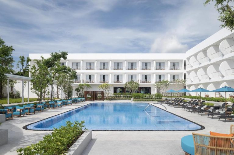 Piscina exterior con tumbonas y hamacas del Avani Chaweng Samui Hotel & Beach Club para adultos