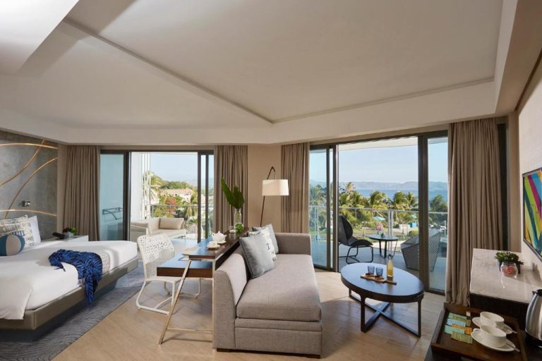 Suite de lujo con terraza y vistas al mar en The Lind Boracay, con sofá y cama king size