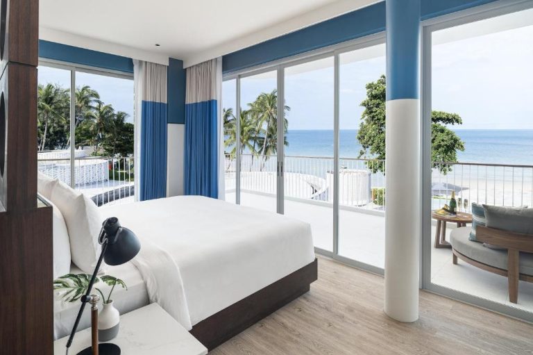 Habitación de lujo con cama doble y terraza con vistas al mar en Avani Chaweng Samui Hotel