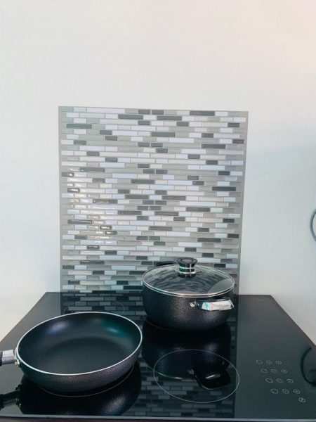 Cocina equipada con vitrocerámica, sartén y olla en el Hotel Sirius Costa Rica