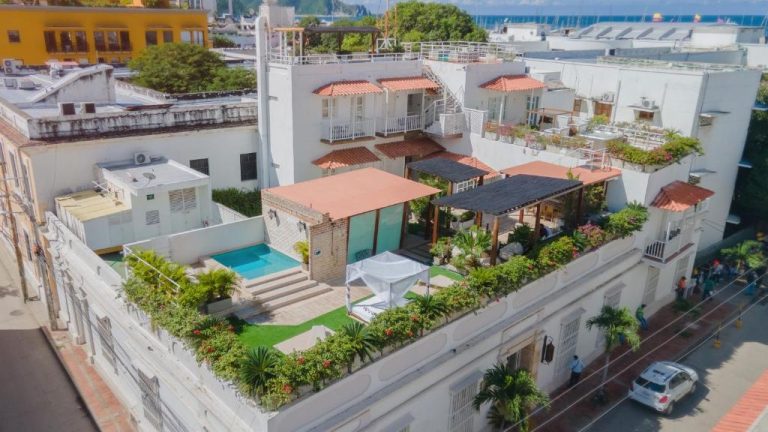Terraza con piscina privada y jardín del Hotel Boutique Don Pepe en Cartagena de Indias