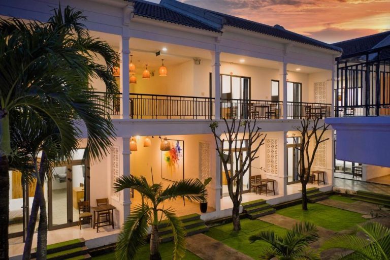 Fachada exterior al atardecer del Tran Family Villas Boutique Hotel con jardín tropical y terraza