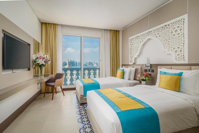 Habitación doble con vistas a la ciudad y decoración árabe en Central Inn Souq Waqif, Doha