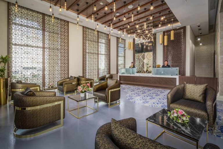 Elegante lobby con recepción y zona de descanso del Central Inn Souq Waqif en Qatar