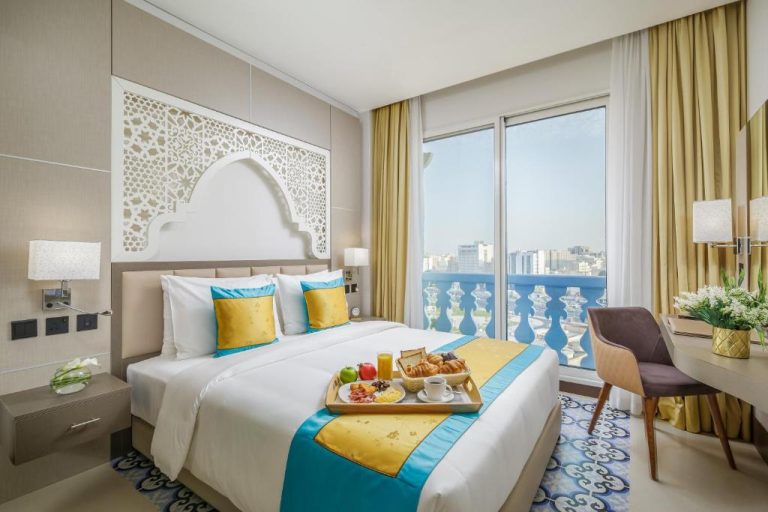 Habitación de lujo con desayuno en cama y vista panorámica a la ciudad en Central Inn Souq Waqif