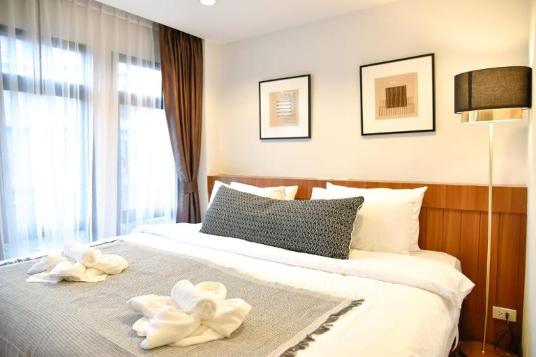 Habitación doble con cama king size y decoración moderna en Be Phrasingh Hotel Chiang Mai