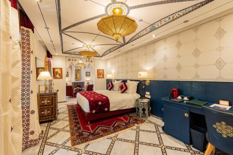 Habitación de lujo con decoración árabe y techo ornamental dorado en La Maison Arabe Hotel Marrakech