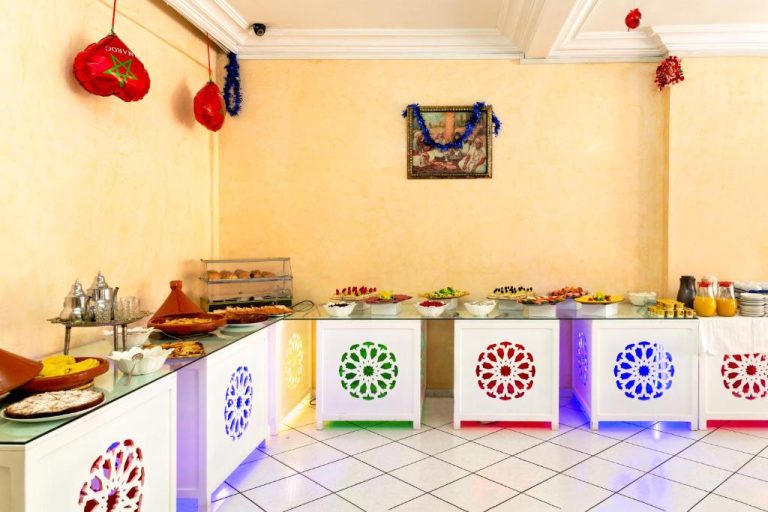 Buffet de desayuno con decoración marroquí y mesas con variedad de platos en el Hotel Akabar