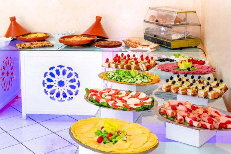 Buffet de desayuno con embutidos, quesos, ensaladas y repostería en el Hotel Akabar